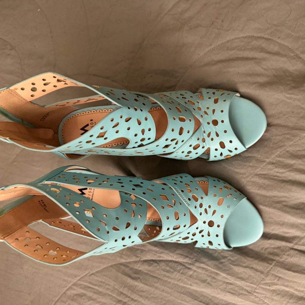 Pre owned! Wore once.